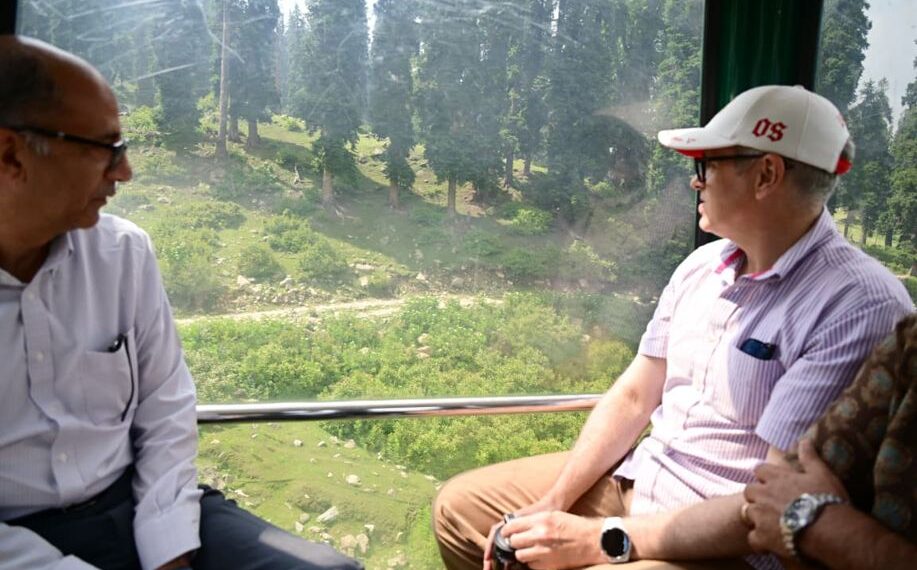 CM Oversees Resumption of Gulmarg Gondola Operations
