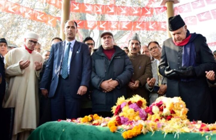 CM pays tributes to Late S M Abdullah In Presence Of Father Farooq on ...