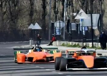 A roaring show of Formula-4 Car run on the banks of Srinagar Dal lake