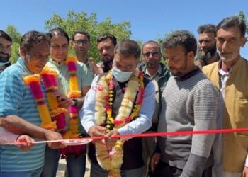 Chairman DDC B’gam inaugurates macadamisation work on Charangam Bonet road
