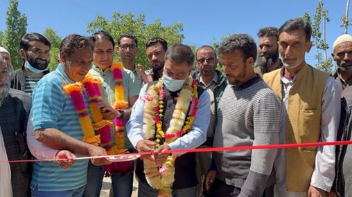 Chairman DDC B’gam inaugurates macadamisation work on Charangam Bonet road