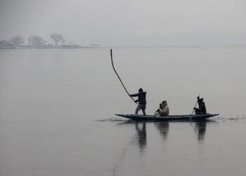 Cold wave intensifies in Kashmir, Srinagar shivers at -7.2°C