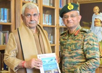 Lt. Gen Prashant Srivastava, General Officer Commanding (GOC)15 Corps calls on LG