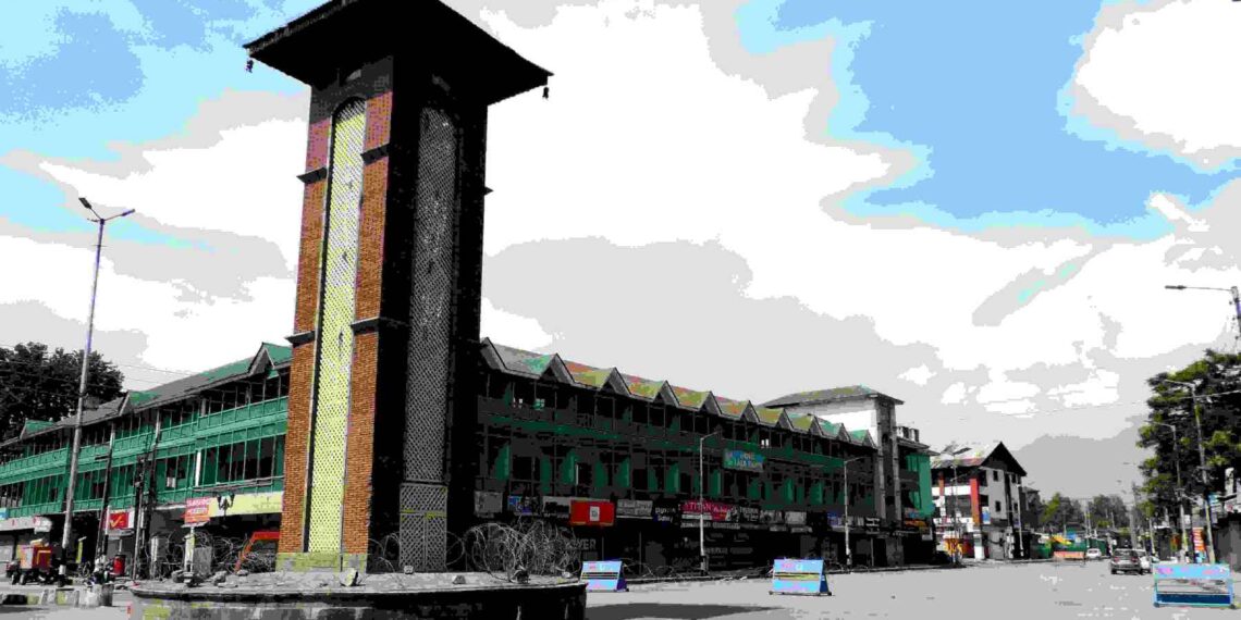 COVID-19: A deserted view of business hub Lal Chowk in Srinagar aimed lockdown