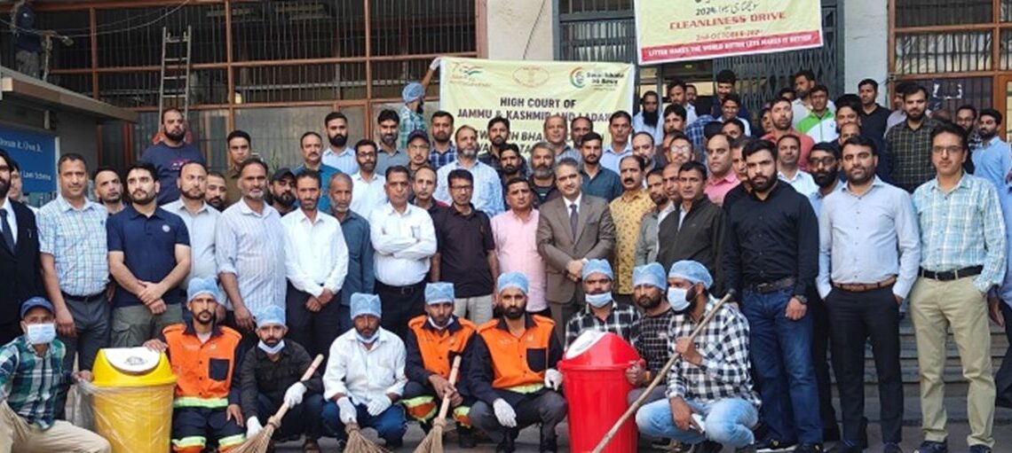 High Court celebrates Swachh Bharat Divas at Srinagar wing