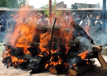 Govt School Principal Satinder Kaur  killed by militants at Eidgah School Thursday this week being cremated at Karan Nagar cremation centre Srinagar /Pic-Kashmir Horizon