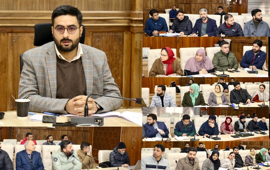 DC Srinagar reviews implementation of PM-SYM scheme in the distt