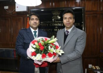 Distt Admin Srinagar bids adieu to outgoing DC Aijaz Asad