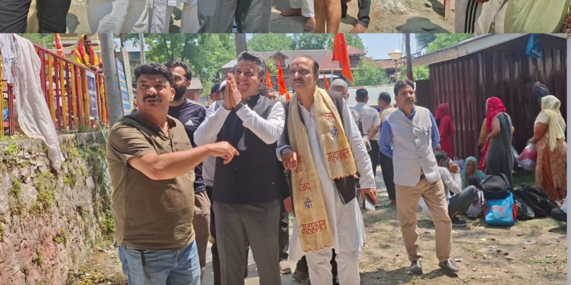 DC Anantnag attends ongoing Holy Adhikmas Kumbh at Mattan, Interacts with devotees