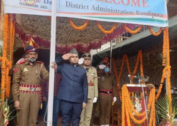 DDC unfurls tri-colour in B’pora, took salute at march past, applauds COVID-19 warriors, highlights developmental activities