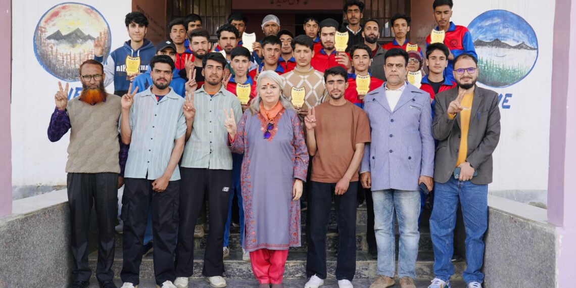 DC Bandipora holds Candid Session with G&B Hostel Students