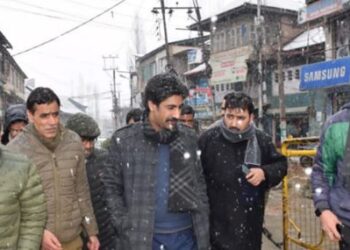 Amid Snowfall, DC B’gam visits Distt Hospital, Old Bus Stand B’gam