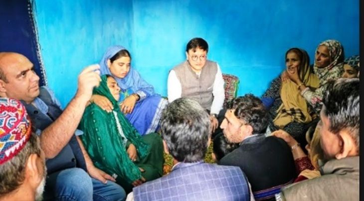 DC B’la Visits Families Of Martyred Porters, Extends Condolences & Financial Support