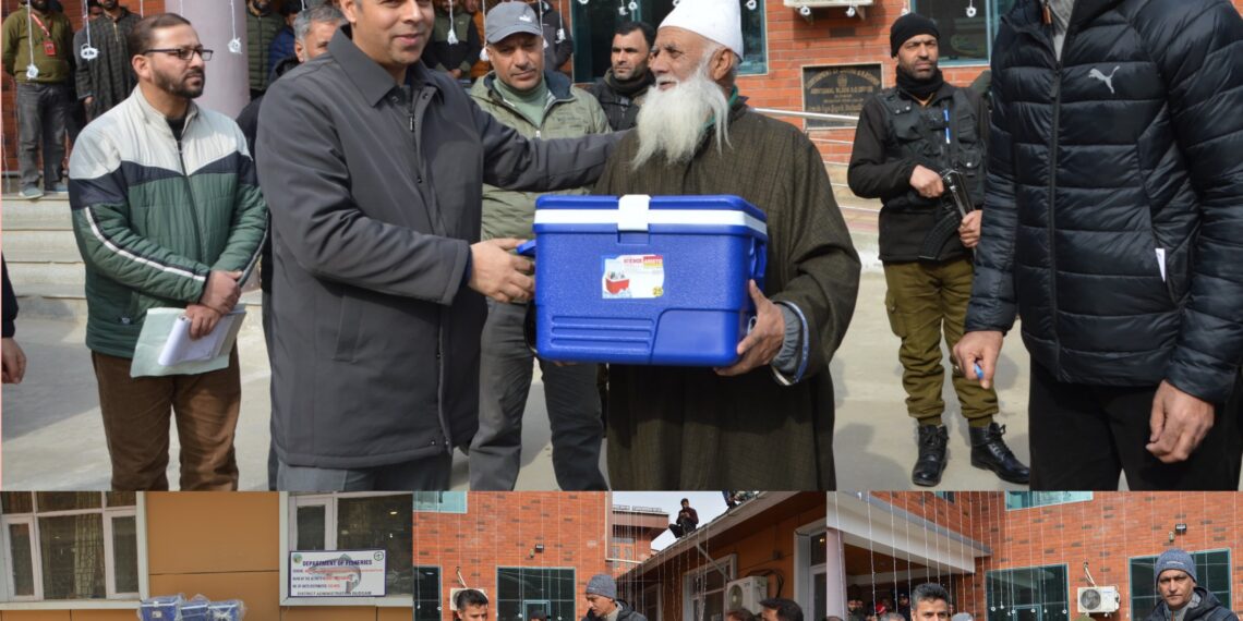 DC Budgam distributes 253 Ice Boxes to Fishers under JKCIP