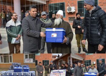 DC Budgam distributes 253 Ice Boxes to Fishers under JKCIP