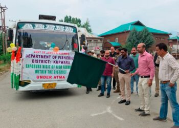 DC Kupwara flags off exposure tour of fish farmers under ATMA