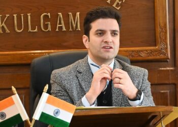 DC Kulgam visits Children Home (PALAASH) Manzgam, Inspects facilities, interacts with students