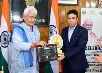 LG awards Certificate of Achievement to DC Kulgam for achieving ODF+ Model Status of the Distt