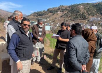 DC Rajouri reviews Jamabandi digitization, interacts with locals at border village Saroola  RAJOURI,