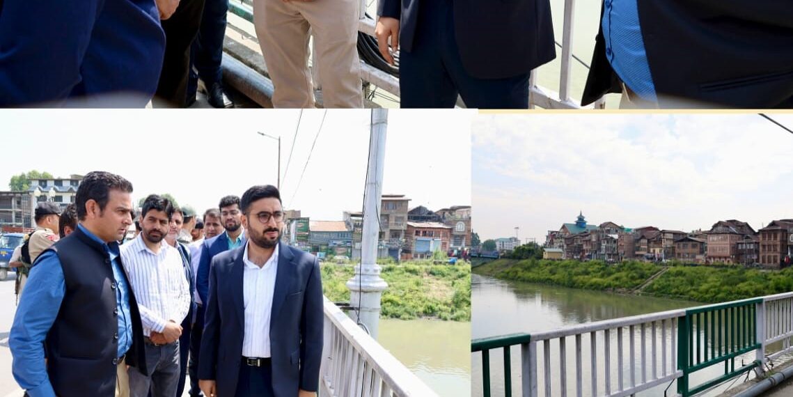 DC Srinagar takes onsite review of proposed fencing, allied works along city Bridges
