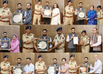 DC Srinagar felicitates Officials for the successful conduct of Chinar Book Festival
