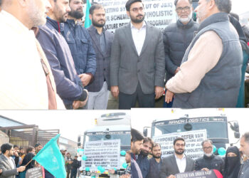 DC Srinagar hands over Reefer Van to beneficiary under HADP at Parimpora Fruit Mandi