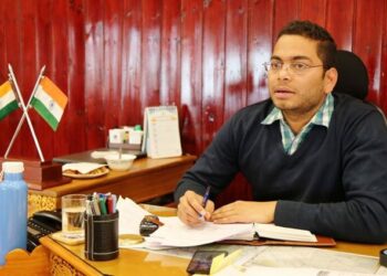DC Shopian conducts surprise visit of DH Shopian, PHC Tukroo