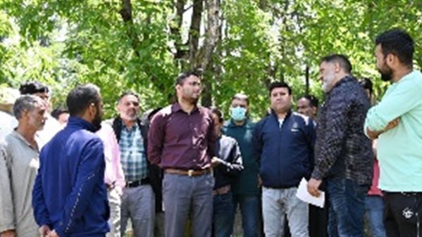 DC Shopian tours various areas of the distt, Inspects Health Centre, takes stock of developmental activities