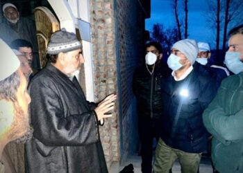 DC Shopian visits Ziarat-i-Sharief Pinjoora