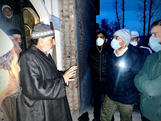 DC Shopian visits Ziarat-i-Sharief Pinjoora