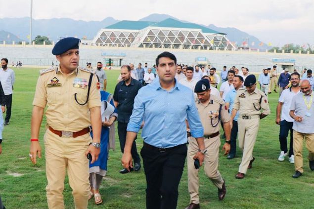 DC Srinagar visits Bakshi Stadium to take on-site review of arrangements for I’-Day celebrations
