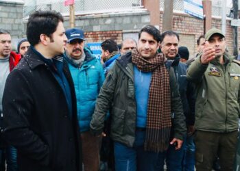 DC Srinagar tours City areas; oversees Snow clearance operation