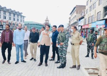 DC Srinagar tours Lal Chowk and adjoining areas of the City, Inspects ongoing redevelopment, beautification works under SSCL