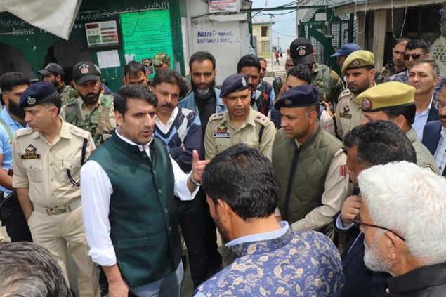 DC Srinagar visits Dargah Hazratbal,finalises Arrangements for Shab-e-Qadr , Eid-ul-Fitr