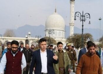 DC Srinagar visits Hazratbal, takes onsite review of arrangements for upcoming religious festivals
