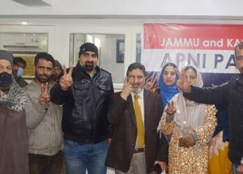 2 DDC members from Srinagar , Panchayat representatives join Apni Party, Altaf Bukhari welcomes them into party fold