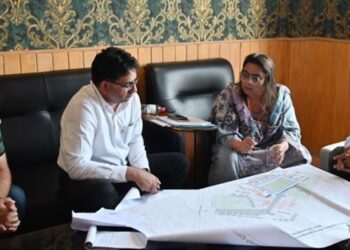 DEO Shopian visits polling stations of AC Shopian, takes appraisal of AMF, other preparations