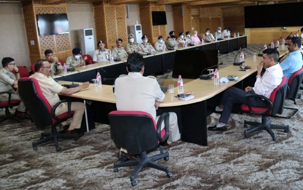 DGP interacts with I-Day parade contingent commanders at PHQ