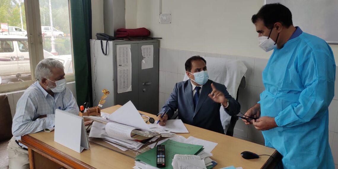 DHSK visits distt hospital G’bal, Says ‘RTPCR lab at DH G’bal to be commissioned soon’