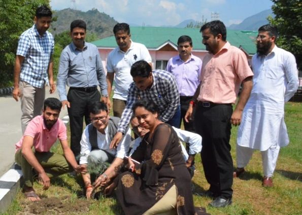 DIPR organises plantation drive under ‘Meri Mitti Mera Desh’ campaign in Srinagar