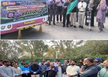 Director Agriculture Kashmir flags off farmers group for exposure visit to PAU
