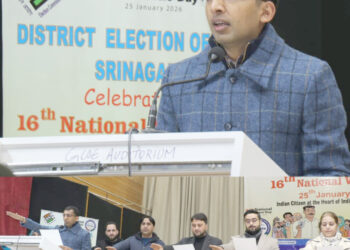Div Com (K), DC Srinagar felicitate BLOs, distribute EPICs among newly enrolled voters