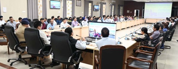 Div Com Jammu visits Samba, reviews developmental works, welfare schemes