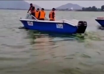 Dal Lake boat capsizes near Duck Park; one rescued, one still missing