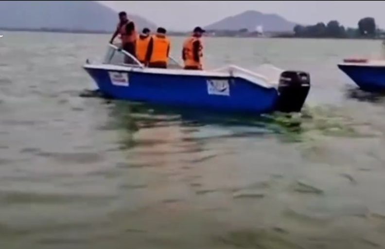 Dal Lake boat capsizes near Duck Park; one rescued, one still missing