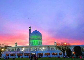 Shab-e-Meraj Celebrated, huge crowds offer nightlong prayers at Dargah Hazratbal
