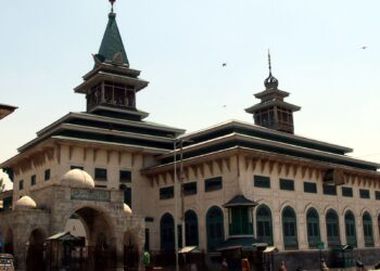 COVID-19 lock down: No congregational prayers in most shrine, mosques in Kashmir