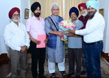 Delegation of Distt Gurdwara Parbandhak Committee Srinagar calls on J&K LG Manoj Sinha-Pic/Kashmir Horizon