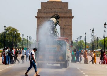 Delhi reels under scorching heat, IMD warns of heat wave; Orange alert issued