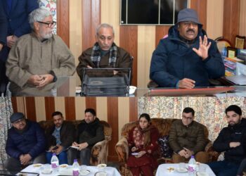 Dy CM  reviews post-snowfall situation in Budgam   